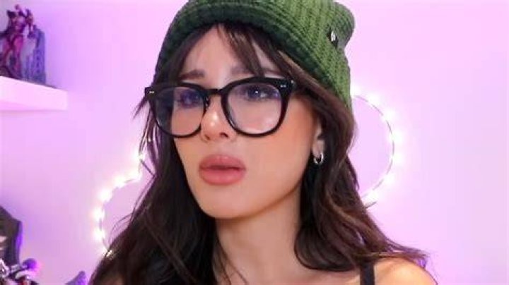SSSniperWolf feet/soles/toes YouTube