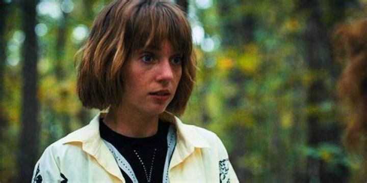 Stranger Things 4 Robin in Nancy's room