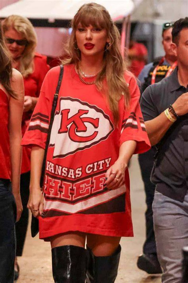 Taylor Swift attends a NFL game with Sophie Turner, Ryan Reynolds, Blake Lively and more. Pics: