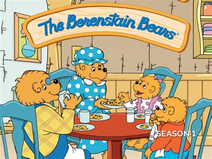 The Berenstain Bears having dinner