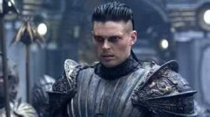 Vaako looks on sternly in The Chronicles of Riddick