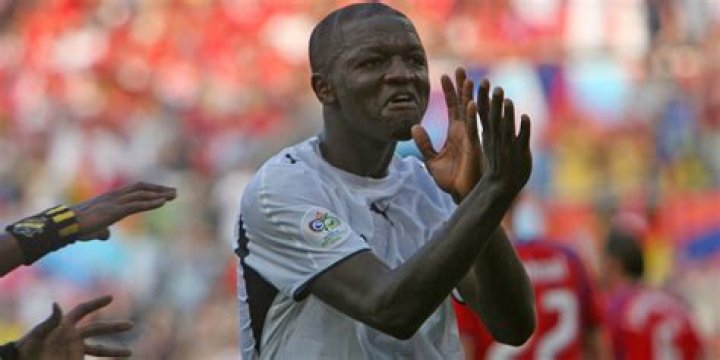 Video: Heartbroken Sulley Muntari weeps uncontrollably at Atsu's one-week observation