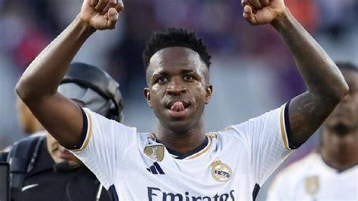 Vinicius extends Real Madrid deal until 2027