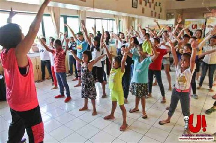  Volunteer dancing with children in Uganda