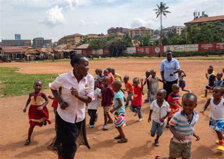  Volunteer in Uganda playing with local children