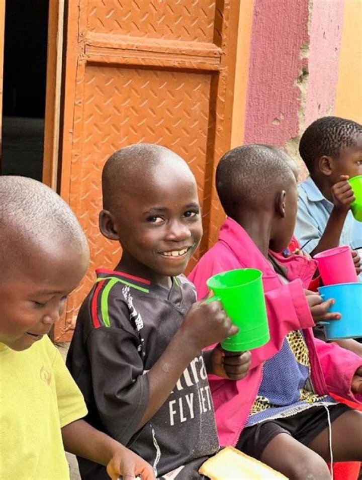  Volunteer with children in Uganda